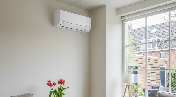 Een airco-unit in de woonkamer van een Nederlands huis